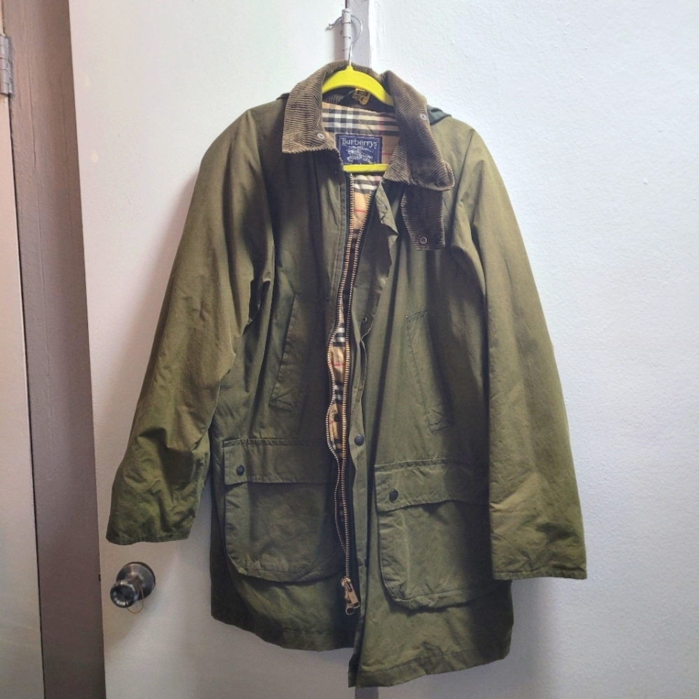 Burberrys coat 2 inside pockets & 4 outside pockets with hood.